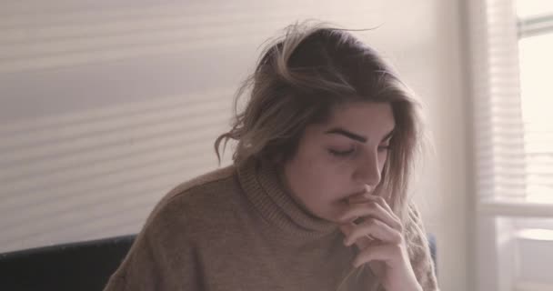 Les Jeunes Femmes Assoient Confortablement Tout Lisant Outre Fenêtre Slow — Video