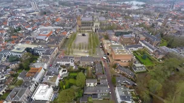荷兰S Hertogenbosch美丽市中心的空中 无人驾驶飞机向后飞行 — 图库视频影像