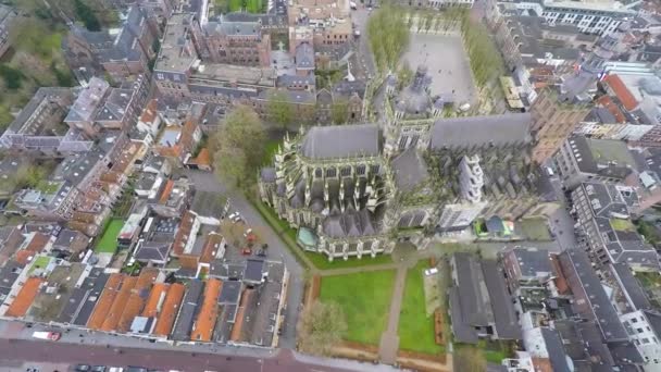 歴史ある聖ヤン大聖堂の空中トップダウン Hertogenbosch — ストック動画