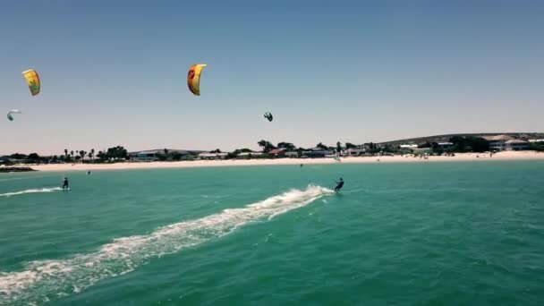 Mooie Pick Shot Van Kitesurfers Volle Zeilen Naderen Langebaan Beach — Stockvideo