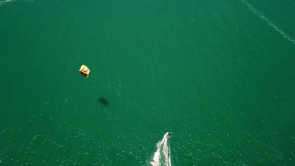 在绿松石大西洋高空自上而下无人驾驶飞机拍摄风筝冲浪者 自然日光下完美的阳光灿烂的天气 带有复制空间的倾斜拍摄揭示了南非兰格班海滩地区 — 图库视频影像