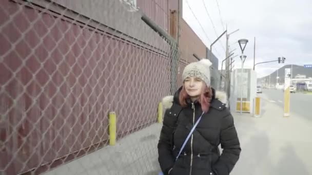 Jeune Femme Faisant Une Promenade Dans Rue Port Ushuaia — Video