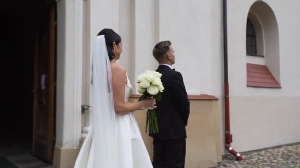 Genç Bir Avrupalı Çiftin Nikah Töreninden Önce Kilisenin Girişinde Evlenmek — Stok video