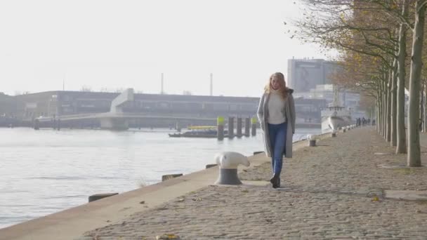 美丽的金发女子在木板路上散步 城市木板路设置 — 图库视频影像