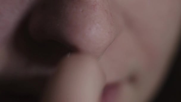 Mladá Dívka Snaží Odstranit Její Pierce Září Close Shot — Stock video