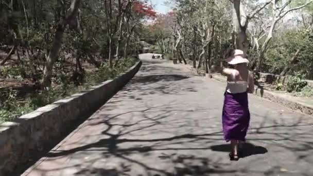 Jeune Touriste Féminine Avec Chapeau Blanc Une Longue Jupe Violette — Video