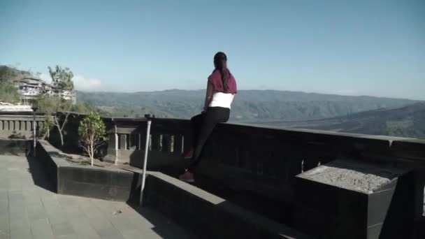 Junge Touristin Genießt Morgenblick Sitzt Rand Und Blickt Die Berge — Stockvideo