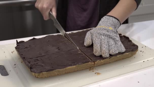 Ung Pige Skærer Den Færdige Millionær Shortbread Cookie Små Stykker – Stock-video