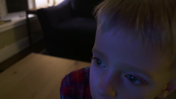 Nahaufnahme Des Gesichts Eines Kleinen Jungen Der Fernsieht Und Popcorn — Stockvideo