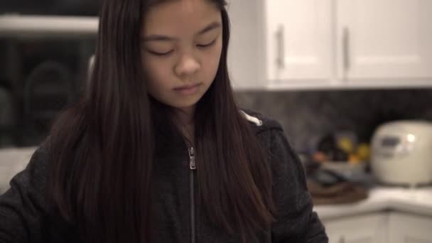 Uma Jovem Coreana Corta Chocolate Escuro Antes Derretê Para Biscoitos — Vídeo de Stock