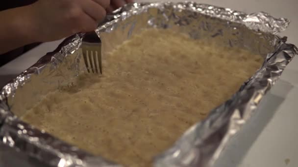 若い女の子は億万長者のショートブレッドクッキーを作るためにベーキングトレイに地殻を通気 — ストック動画