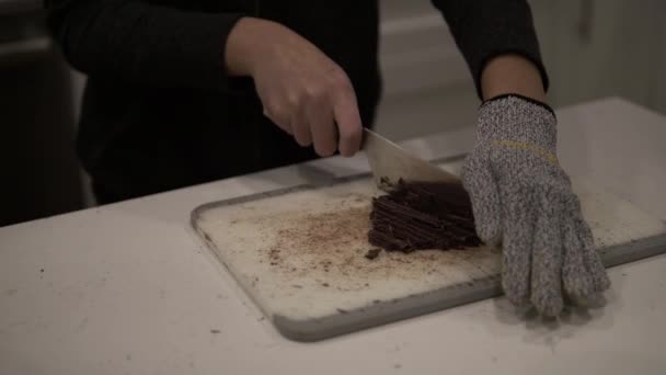 Seorang Gadis Muda Memotong Cokelat Gelap Sebelum Melelehkannya Untuk Kue — Stok Video