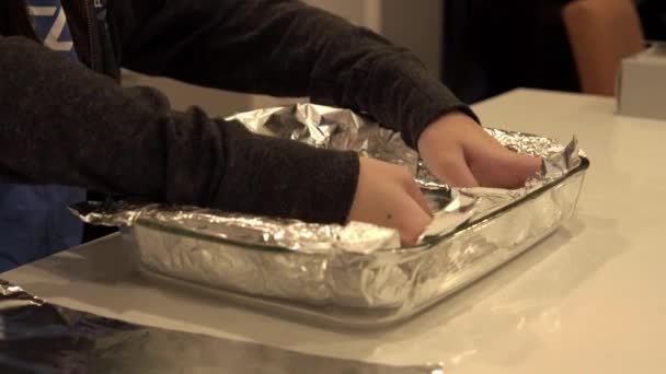 Dziewczyna Kładzie Folię Aluminiową Tacy Pieczenia Jako Przygotowanie Pieczenia Ciasteczek — Wideo stockowe
