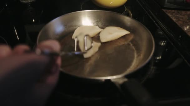 Canadá Virando Dumplings Com Pinças Enquanto Fritando Uma Panela Inoxidável — Vídeo de Stock