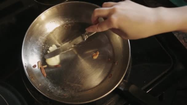 カナダ デザートナイフを使用したホットステンレスパンでバターを溶かす クローズアップショット — ストック動画