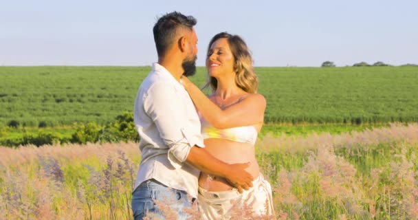 Marido Latino Sosteniendo Vientre Esposa Embarazada Una Nueva Vida Camino — Vídeo de stock