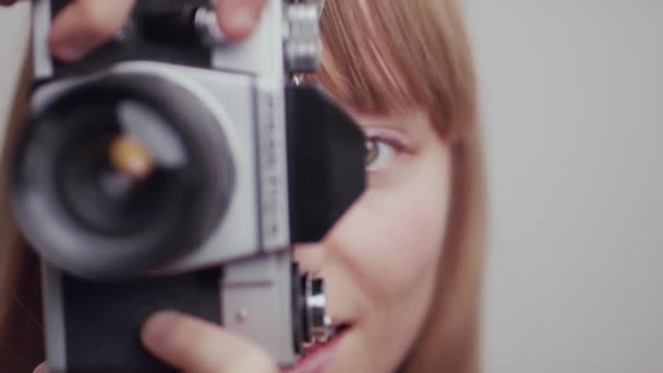 Női fotós mögött DSLR kamera felfedi arc oldalra, és mosoly, Közelkép