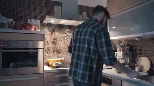 Uomo Sta Preparando Cibo Piedi Cucina Mentre Beve Aspetta Che — Video Stock