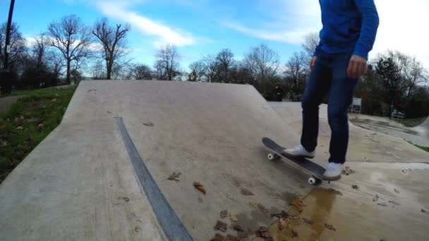 Zbliżenie Deskorolkarza Który Robi Pop Wpycha Rampę Zwaną Bank Skateparku — Wideo stockowe