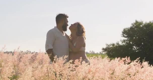 Marido Esposa Grávida Meio Muitas Flores Dia Ensolarado — Vídeo de Stock