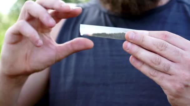 Nahaufnahme Von Händen Die Einen Marihuana Joint Rollen — Stockvideo