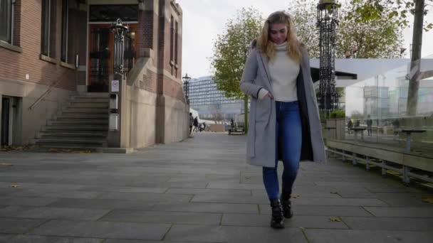 Una Giovane Donna Bionda Sicura Che Passeggia Una Strada Vuota — Video Stock