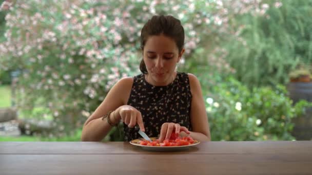 Jong Meisje Snijden Rode Tomaat Houten Tafel Achtertuin Bokeh Achtergrond — Stockvideo