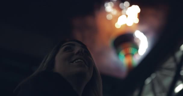 Молодые Женщины Веселятся Новогодних Праздниках Калгари Башня Фейерверком Медленного Движения — стоковое видео