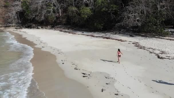 Panamá Febrero Drone Dispara Chicos Contadora Island Caminando Grabando — Vídeo de stock