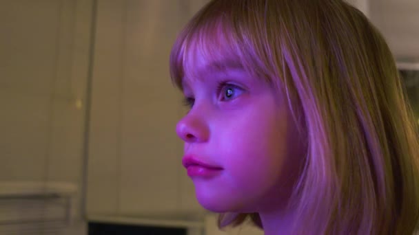 Close Little Girl Illuminated Face She Watch Eat Snack — Stok Video