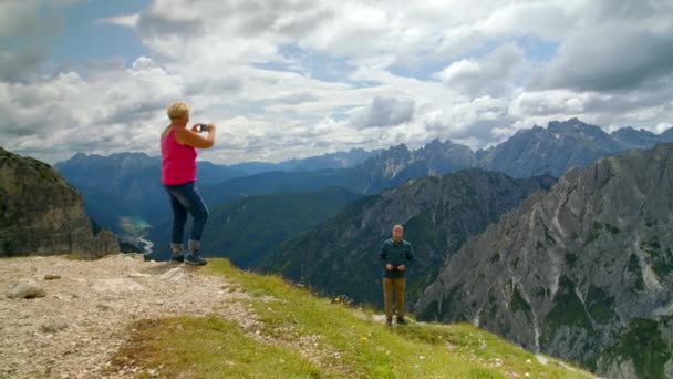 Pareja Caucásica Mayor Disfrutando Vacaciones Las Montañas Trekking Posando Cerca — Vídeos de Stock