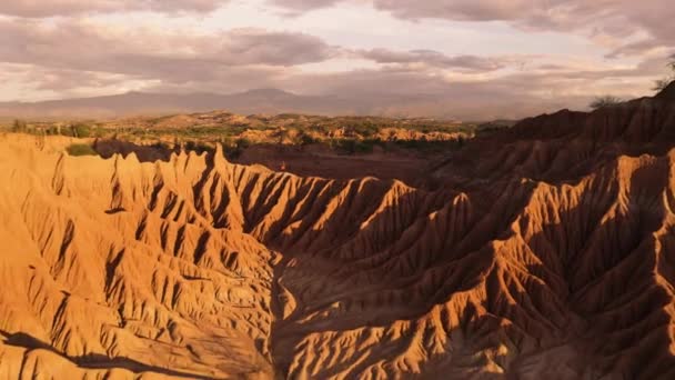 日落的时候 空中飞越了站在塔塔科亚沙漠岩石上的一个家伙 哥伦比亚 — 图库视频影像