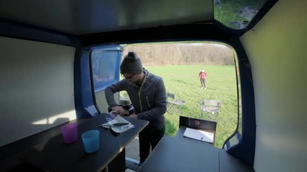 Muž Popadl Frisbee Zadní Části Dodávky Pak Hodil Ženy Stůl — Stock video