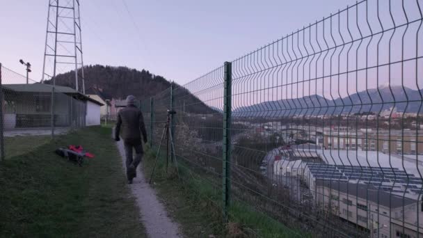 Ein Mann Fotografiert Auf Einer Kamera Die Während Der Blauen — Stockvideo