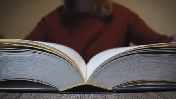 Vrouw Sluit Boek Een Houten Tafel Slow Motion — Stockvideo