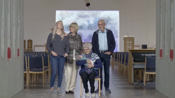 Retrato Familiar Posando Generaciones Sentado Pie Para Ceremonia Bautismo Del — Vídeo de stock