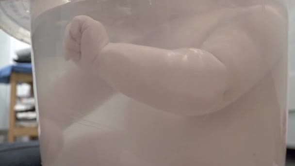 Close Bebê Espirrando Banho Água Recipiente Transparente Ter Banho — Vídeo de Stock