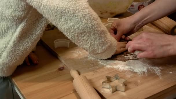 Niña Ayudando Mamá Cortar Pasteles Jengibre Con Varios Cortadores Pastel — Vídeo de stock