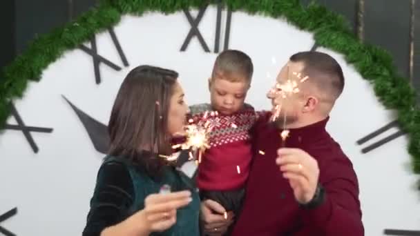 妈妈爸爸和儿子在圣诞节的背景下点燃了火花 — 图库视频影像