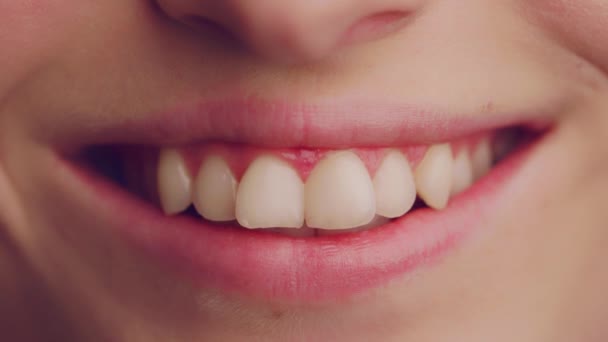 Dentes Genuínos Sorriso Uma Mulher Com Dentes Brancos Limpos Close — Vídeo de Stock