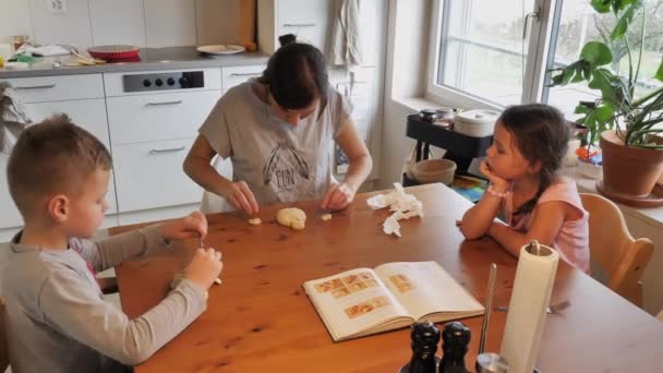 Anne Mutfakta Oğlu Kızıyla Birlikte Hayvan Buiscuit Yoğurur — Stok video