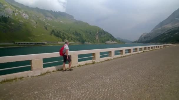 Homme Caucasien Senior Marchant Long Pont Montagne Prores Haute Qualité — Video