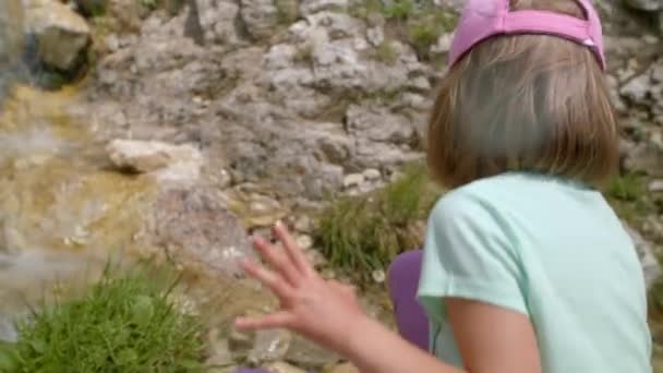 Niña Caucásica Jugando Junto Río Las Montañas Poniendo Las Manos — Vídeos de Stock