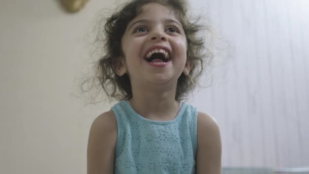 Retrato Uma Menina Sorrindo Rindo Olhando Para Câmera — Vídeo de Stock