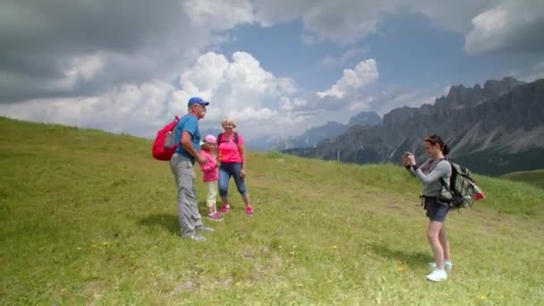 Turisták Családi Fotózás Hegyekben Túrázás Hátizsákkal Túrázás Kiváló Minőségű Prores — Stock videók