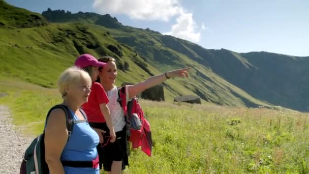 Tres Generaciones Descubren Belleza Del Sendero Montaña Dolomitas Trekking Admirando — Vídeos de Stock