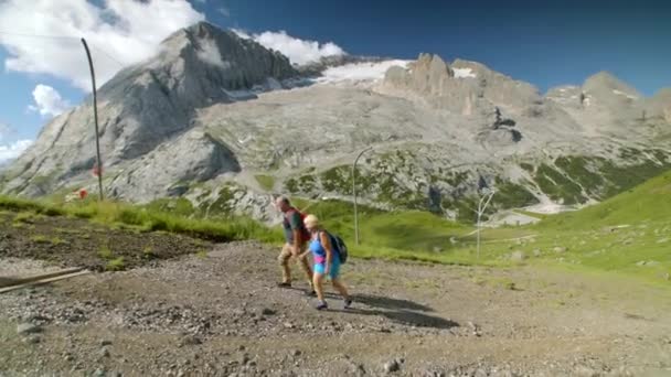 美しい夏の日 ドロミテ イタリア Proresの絵のような山々への旅行を楽しんでいる高齢者の白人の退職したカップル — ストック動画