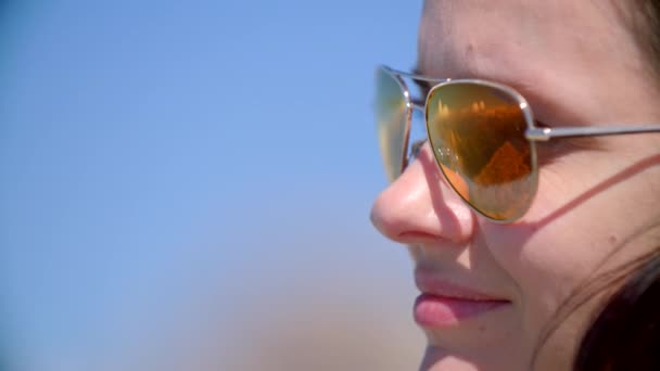 Odbicie Gór Okularach Przeciwsłonecznych Noszonych Przez Młodą Atrakcyjną Kobietę Słoneczny — Wideo stockowe