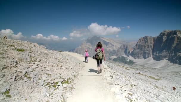 Dolomites Talya Küçük Bir Kızla Sırt Çantasıyla Yürüyüş Yapan Bir — Stok video