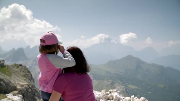 Mutter Und Tochter Umarmen Sich Blicken Auf Das Malerische Atemberaubende — Stockvideo